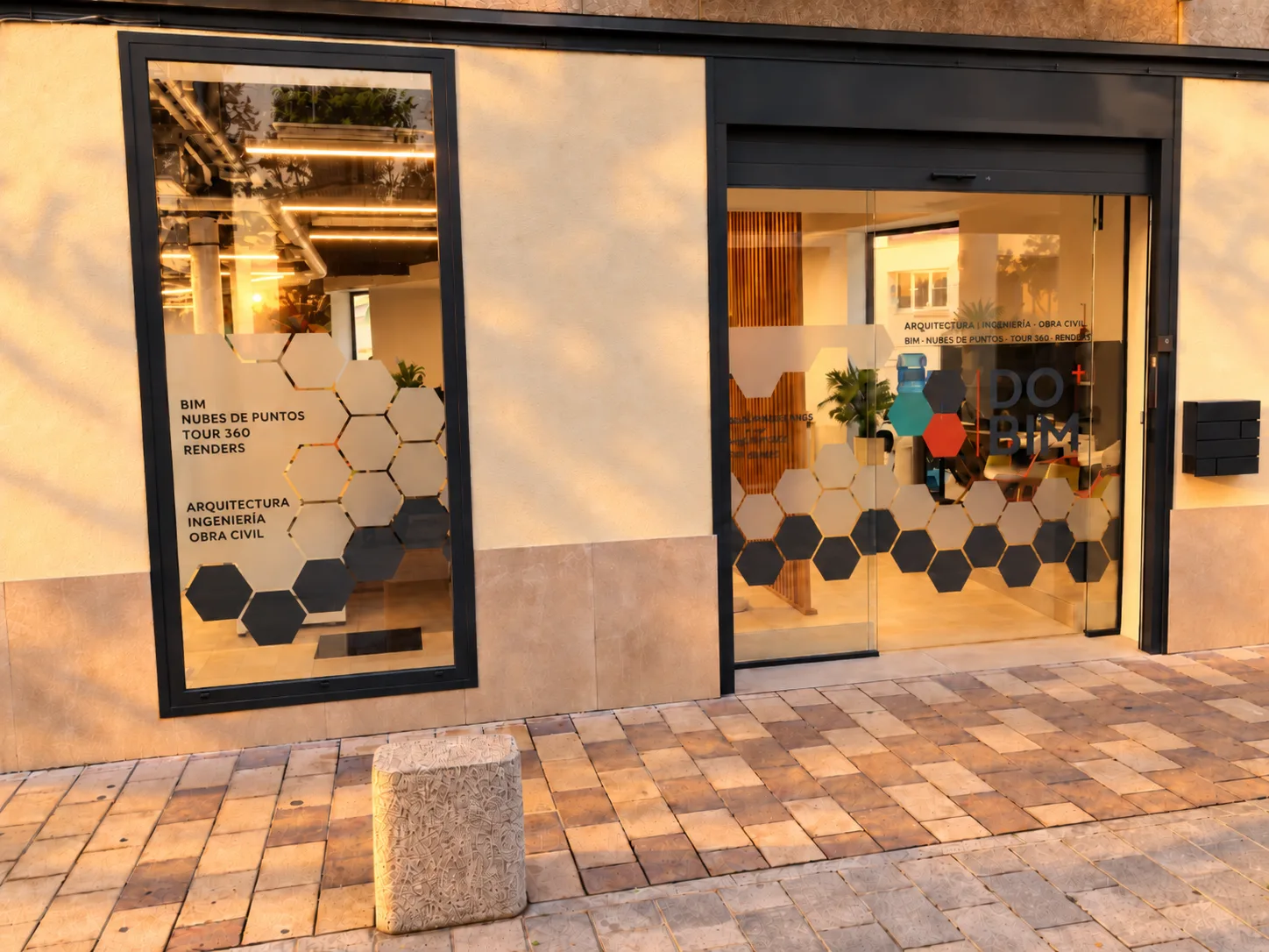 Fachada de DoBIM Coworking en Calle Miquel Ricomà 6